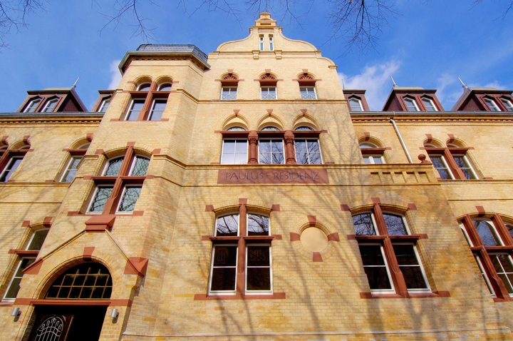Herweghstraße 8, Fassade von unten