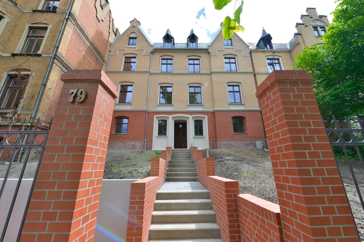 Willy-Brandt-Straße 79, Fassade