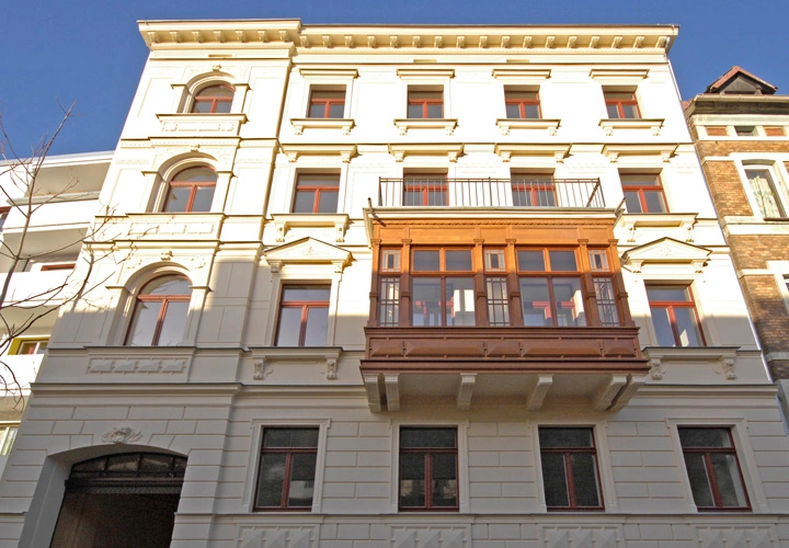 Heinrich-und-Thomas-Mann-Straße 3, Fassade von unten